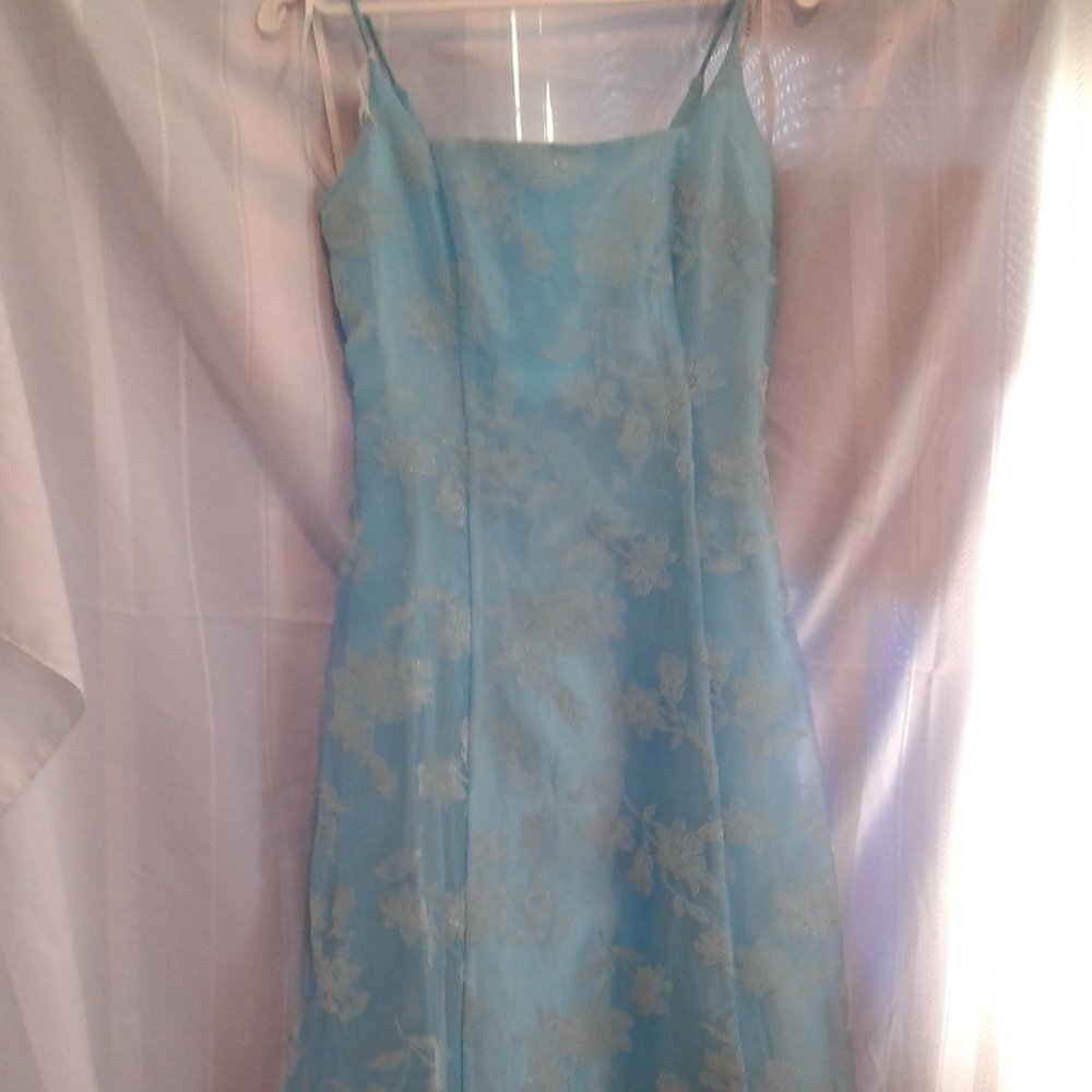 PROM/GRAD DRESS - Picture 2 of 11